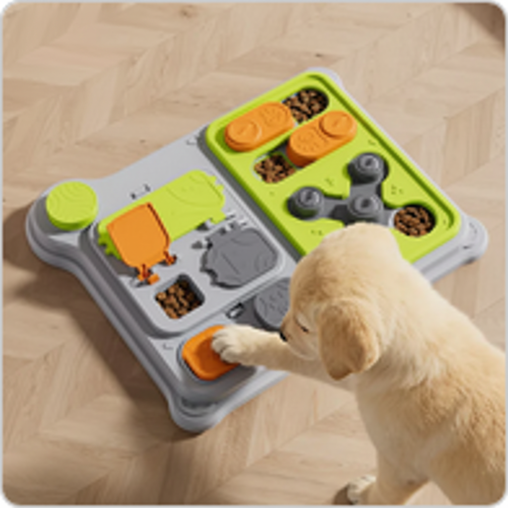 Interaktivní puzzle krmítko pro psy – štěně zkoumá hřiště
